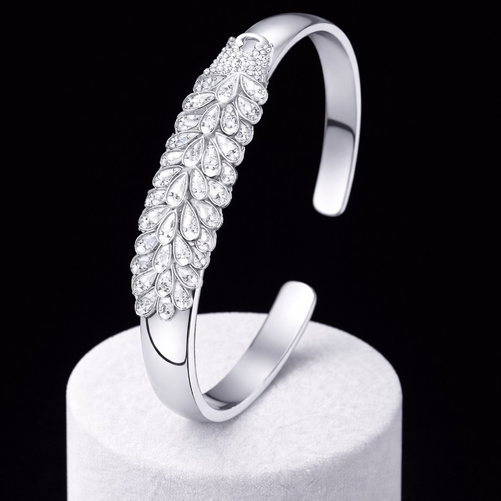 Elegant Silver Leaf Design Bracelet